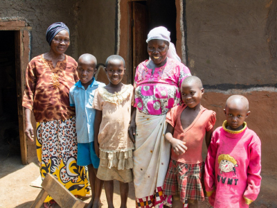 Std till en familj i gruppen Gvobevis hos Kids of Uganda (2023)